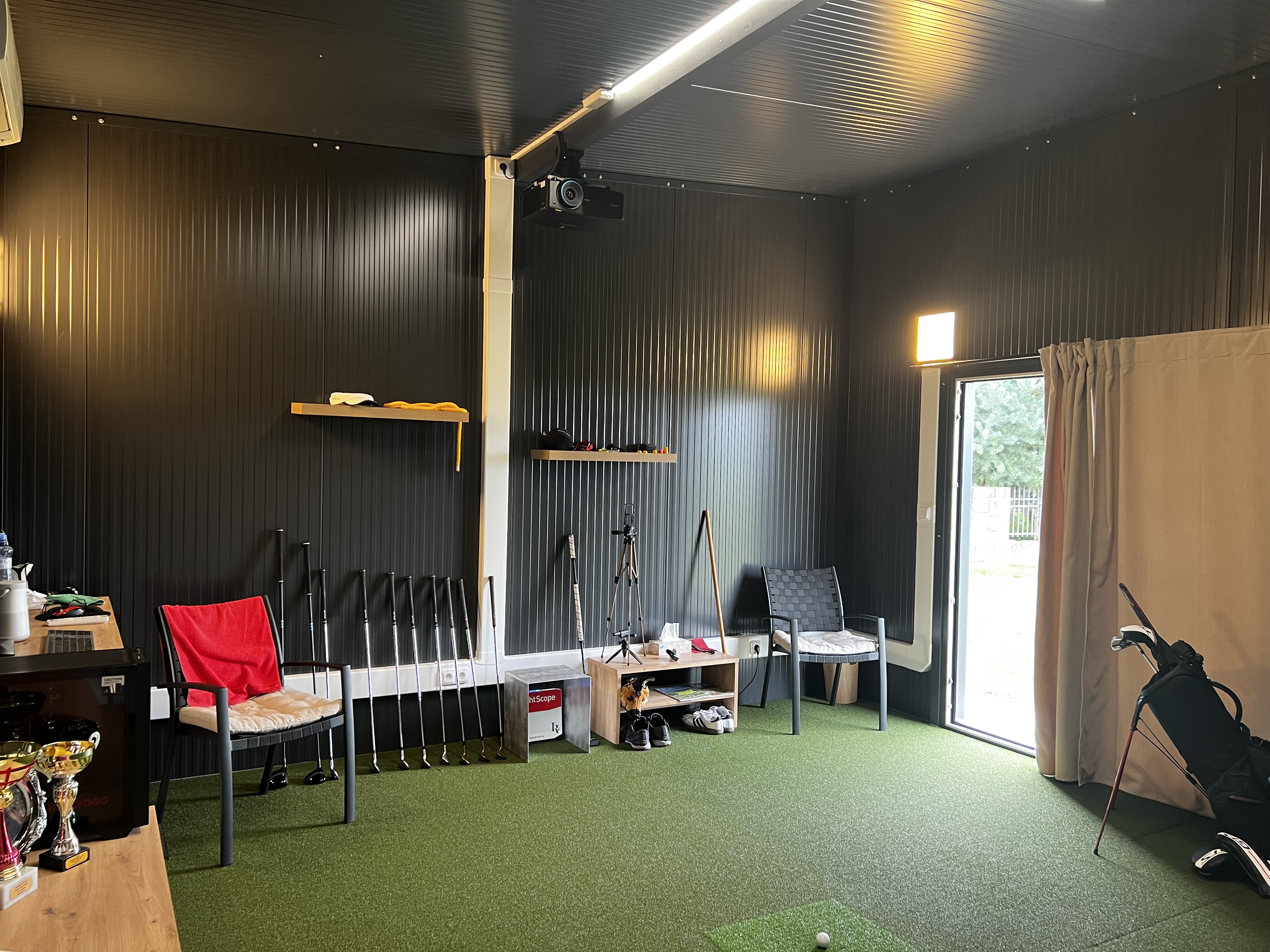 Interiér golfového simulátoru